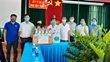Trường THPT Nguyễn Bỉnh Khiêm tặng nước rửa tay khô sát khuẩn cho T...