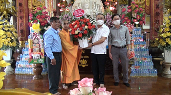 Đồng chí Bí thư Huyện Ủy thăm và tặng quà chùa Mỹ Thạch nhân dịp Lễ Phật đản 2022.