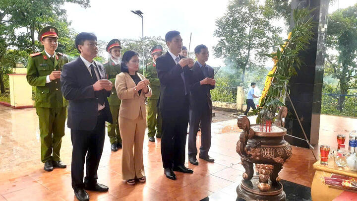 Lễ dâng hương, dâng hoa tưởng niệm các anh hùng liệt sĩ nhân kỷ niệm 78 năm Ngày Thương binh Liệt sĩ (27/7/1947 - 27/7/2025).