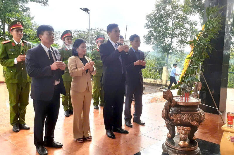 Lễ dâng hương, dâng hoa tưởng niệm các anh hùng liệt sĩ nhân kỷ niệm 78 năm Ngày Thương binh Liệt sĩ (27/7/1947 - 27/7/2025).